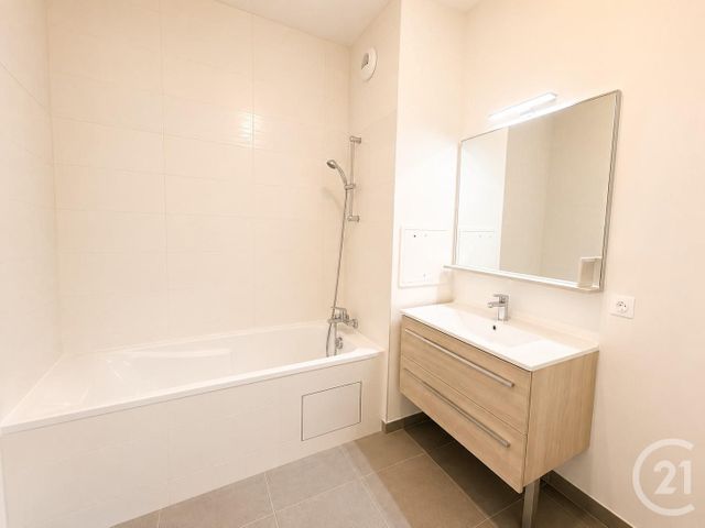 Appartement à louer - 3 pièces - 65.76 m2 - L ISLE ADAM - 95 - ILE-DE-FRANCE - Century 21 Osmose